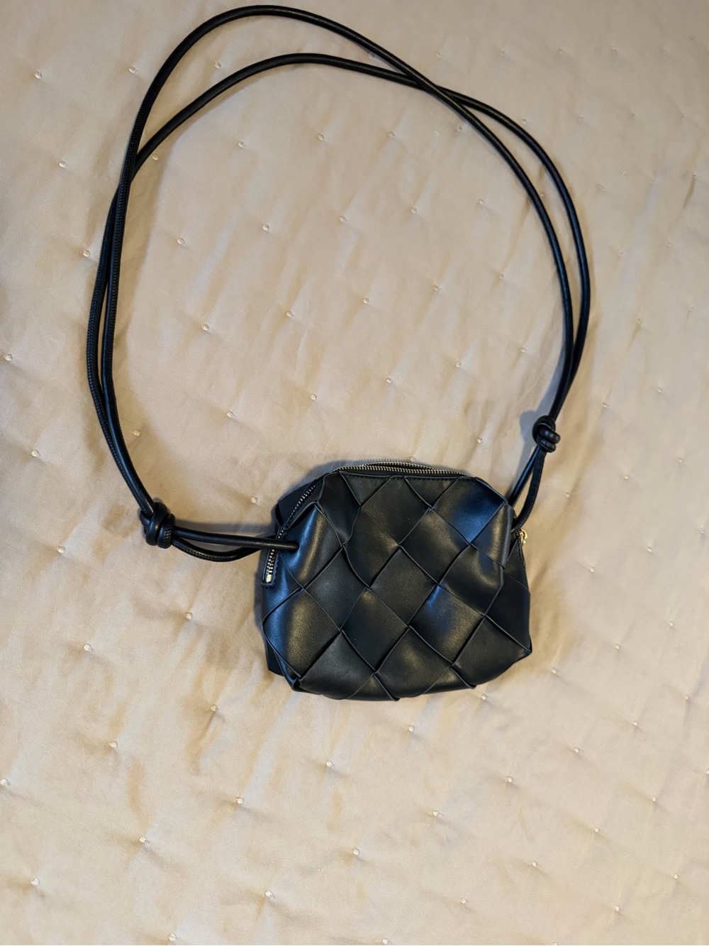 Urban Expressions Black Woven Crossbody Bag Gold Zip